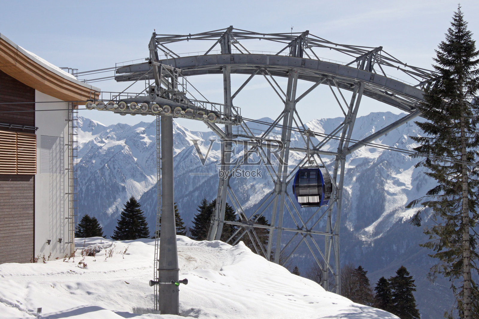 山上的索道站照片摄影图片