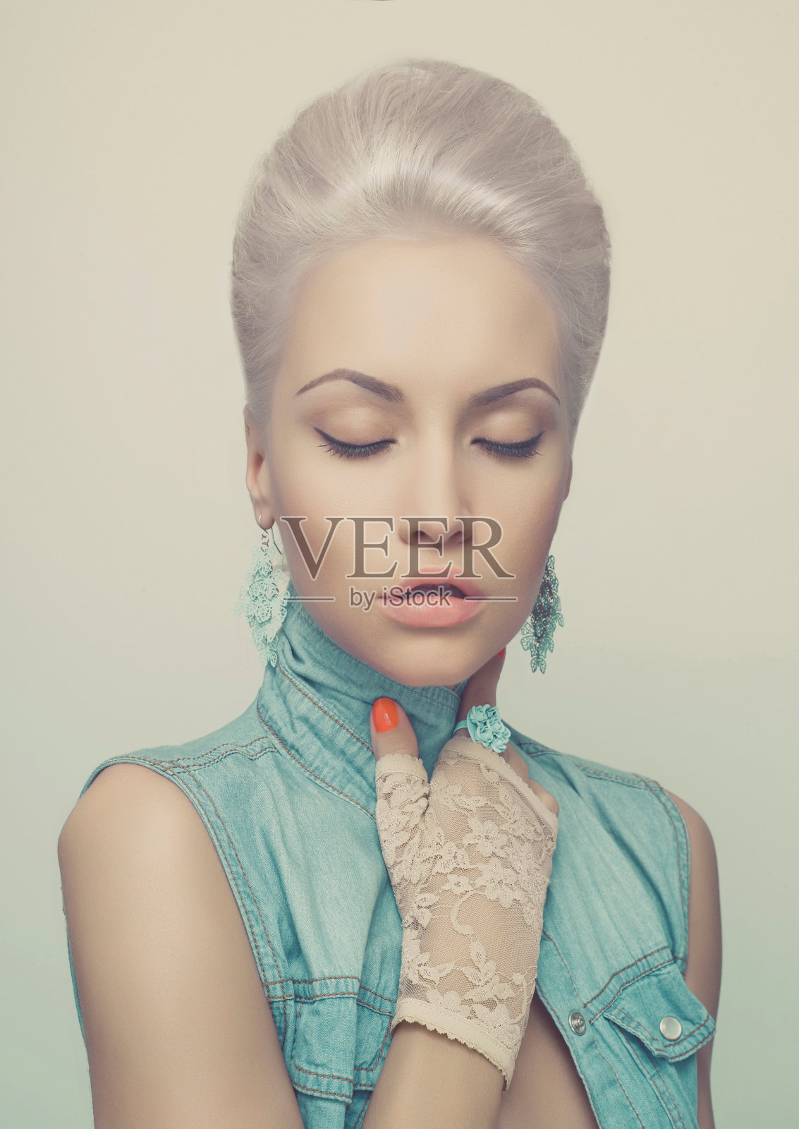 时髦的金发女郎照片摄影图片