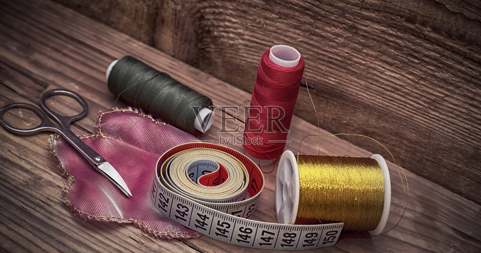 一套老裁缝为针工作照片摄影图片