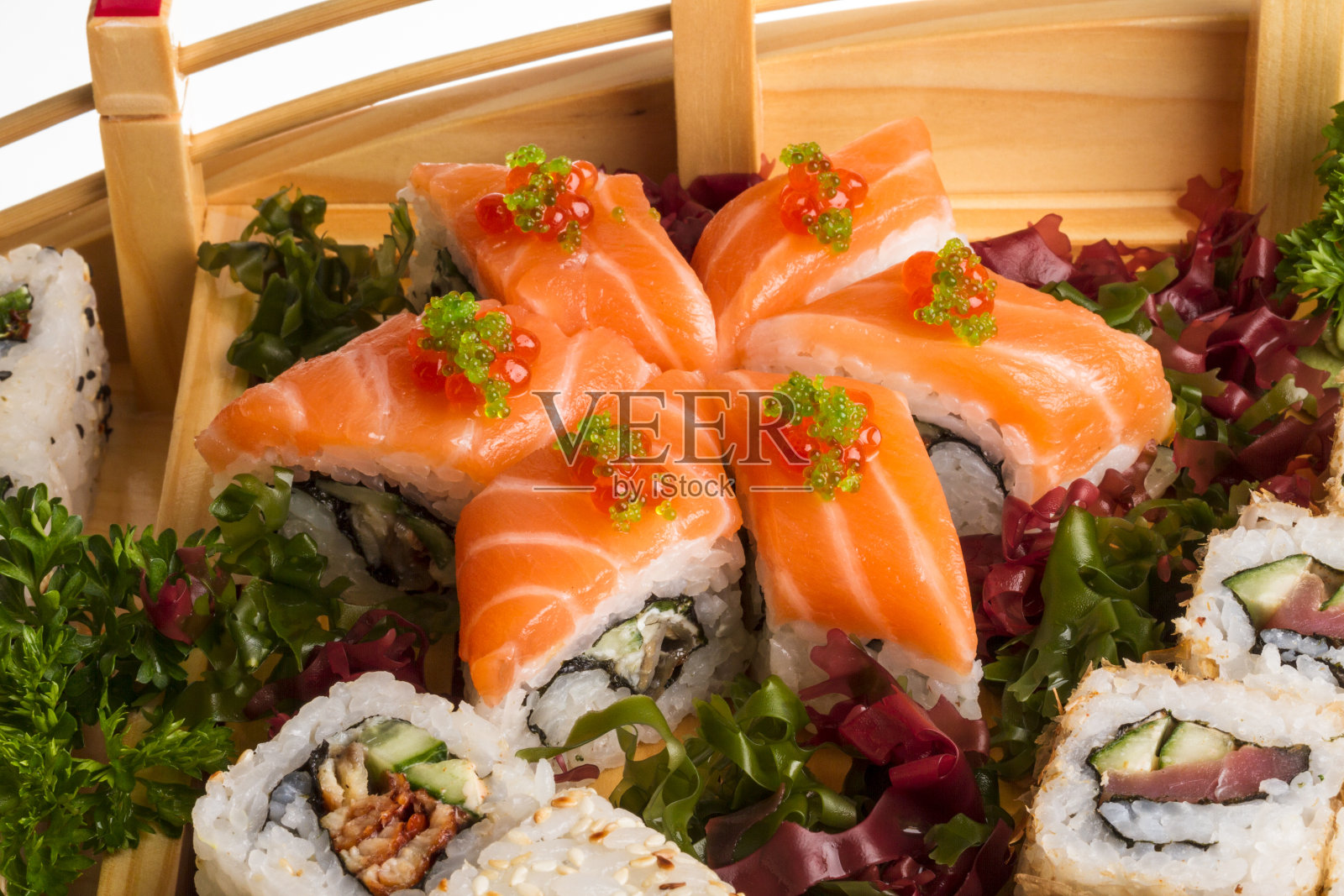 一套寿司和卷照片摄影图片