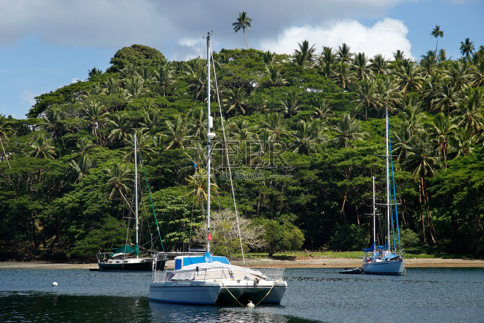 斐济瓦努阿岛,萨乌萨武港的帆船照片摄影图片
