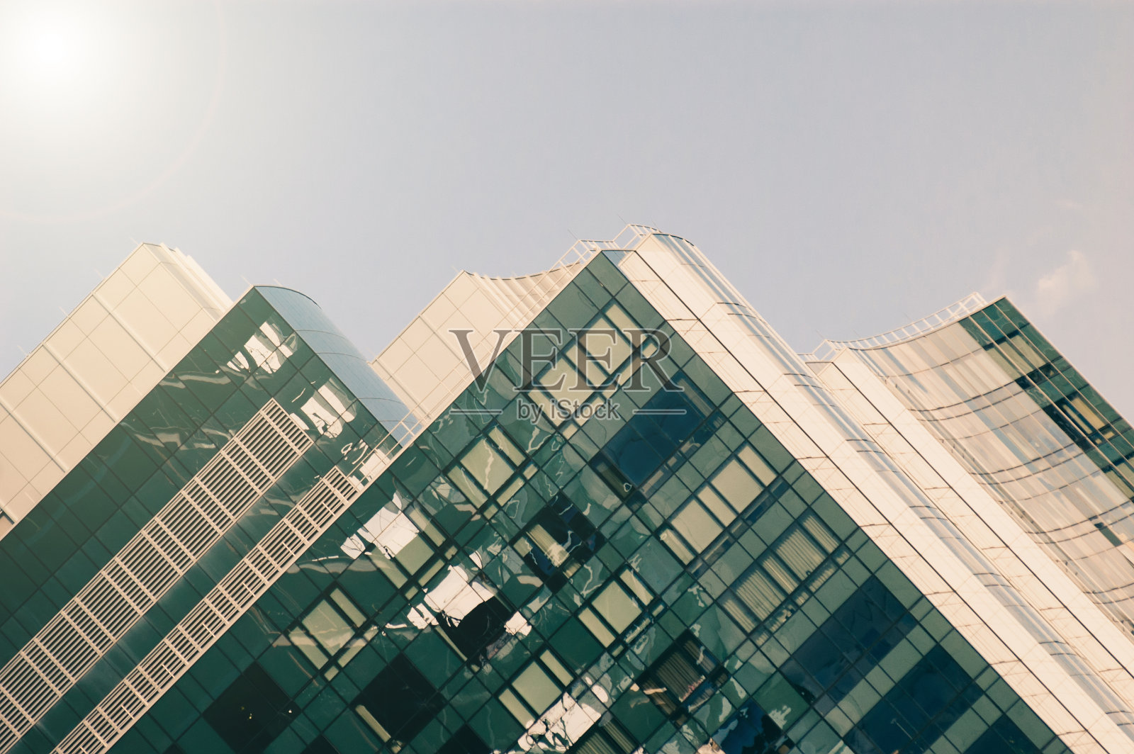 湛蓝的天空映在窗户上照片摄影图片