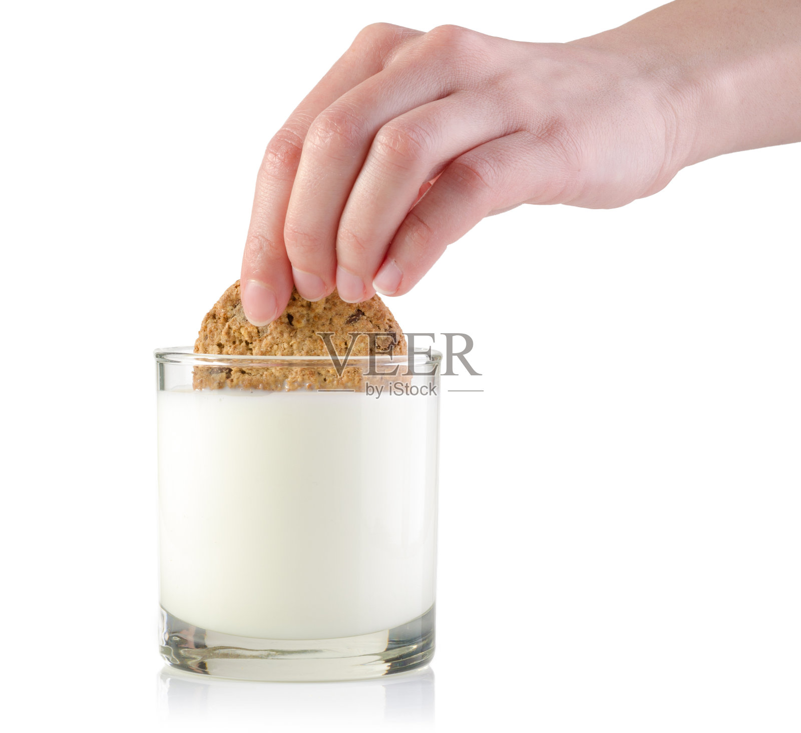 把饼干浸在牛奶里照片摄影图片