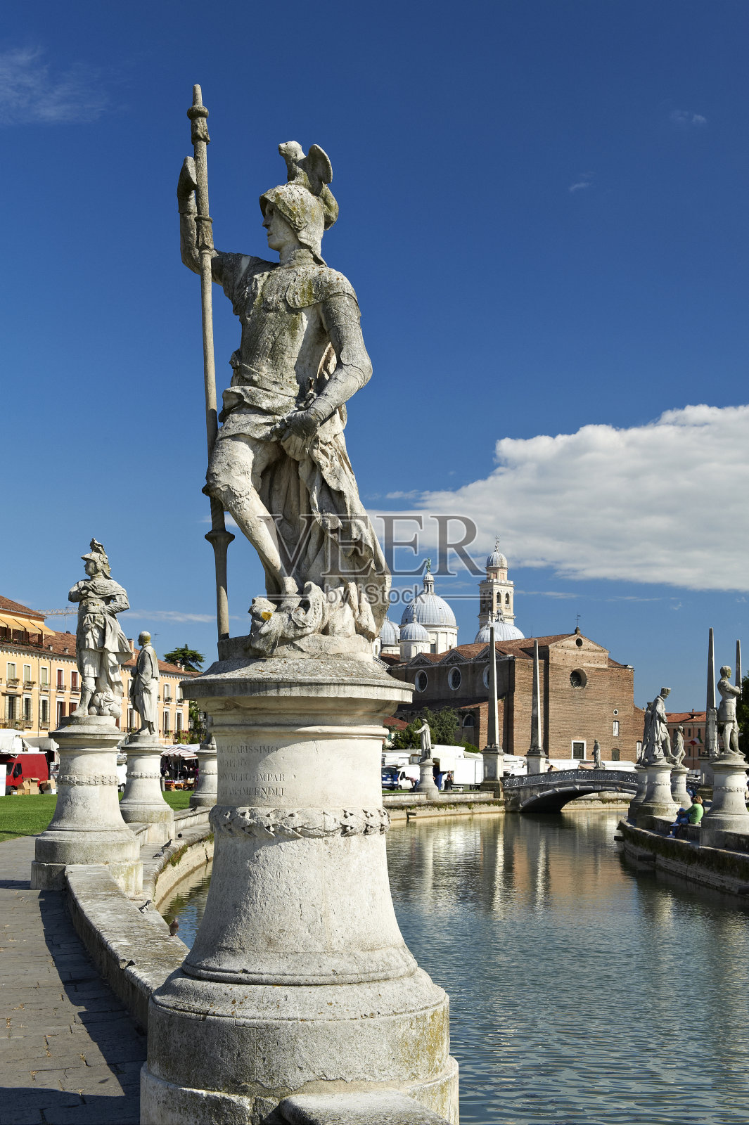 山谷草地照片摄影图片