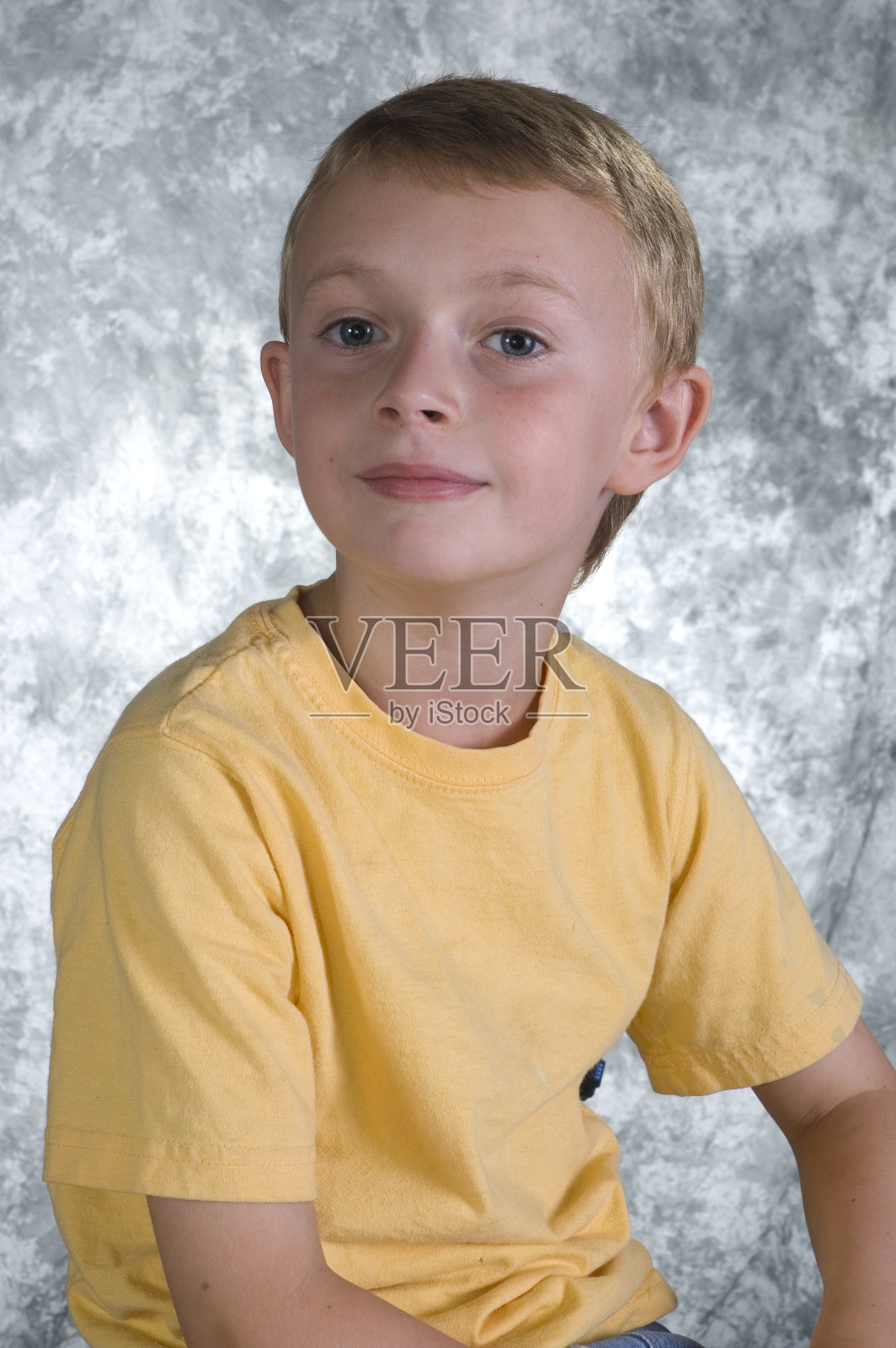 照片背景前的小男孩照片摄影图片