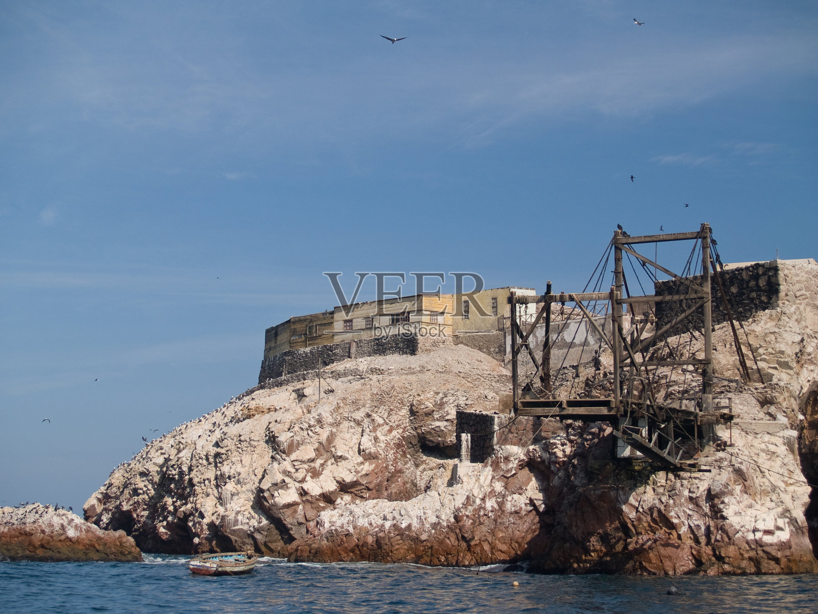 秘鲁巴莱斯塔斯岛的鸟粪收集结构照片摄影图片