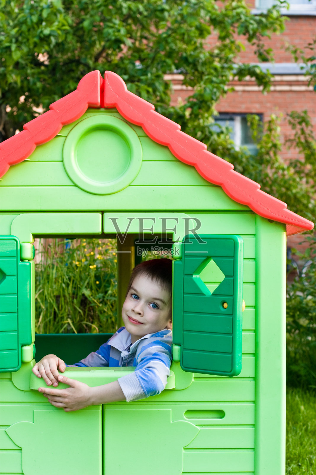 操场上的男孩照片摄影图片