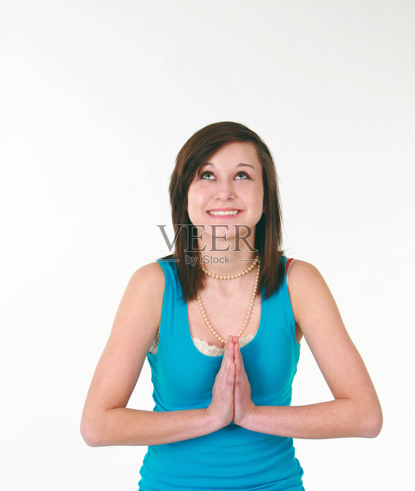 可爱的少女微笑和祈祷照片摄影图片