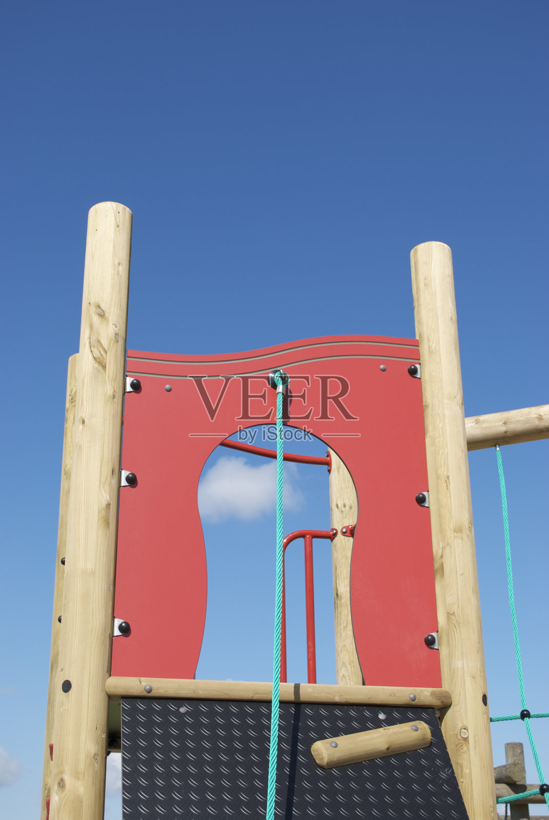 儿童冒险游乐场攀绳照片摄影图片