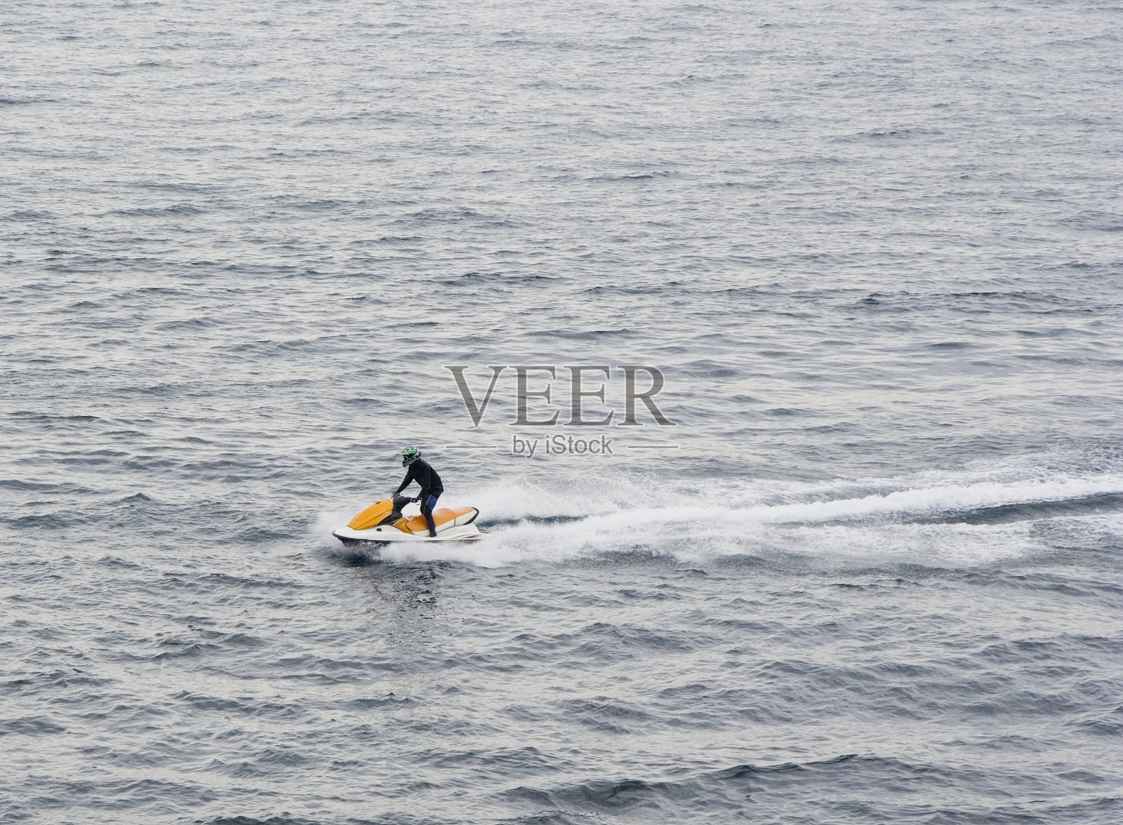 一个骑摩托艇的男人照片摄影图片