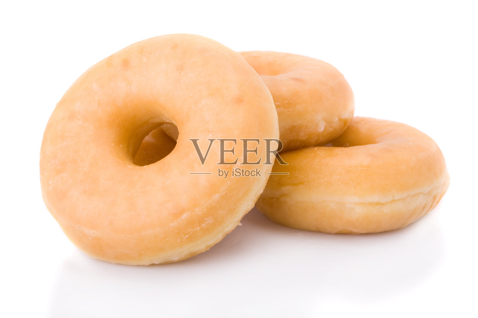 三个甜甜圈或甜甜圈孤立在白色照片摄影图片