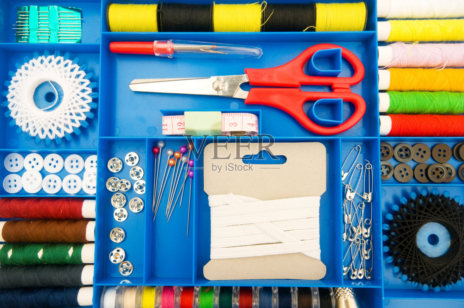 近距离彩色缝纫套件与许多项目照片摄影图片