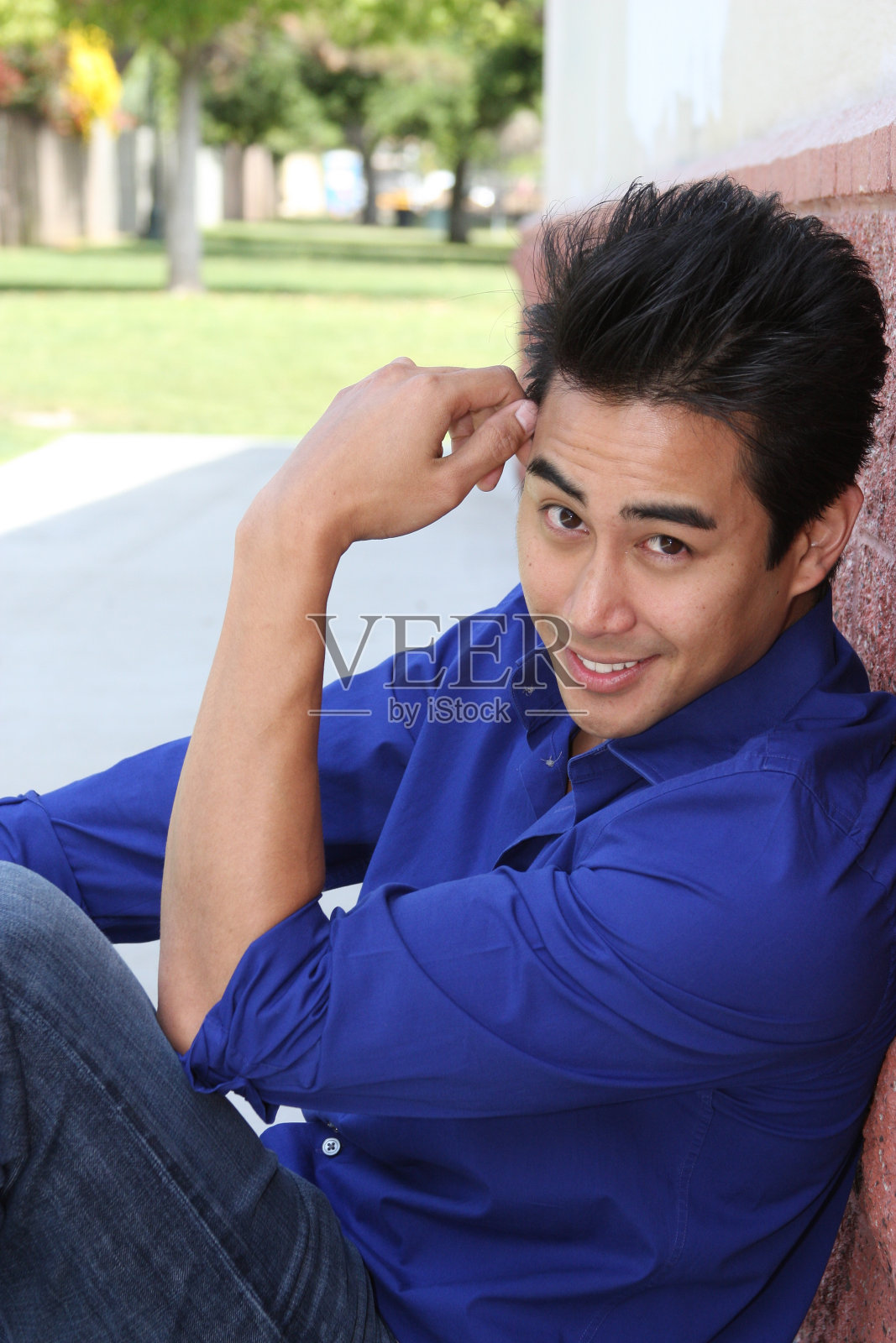 靠砖墙摆造型照片摄影图片