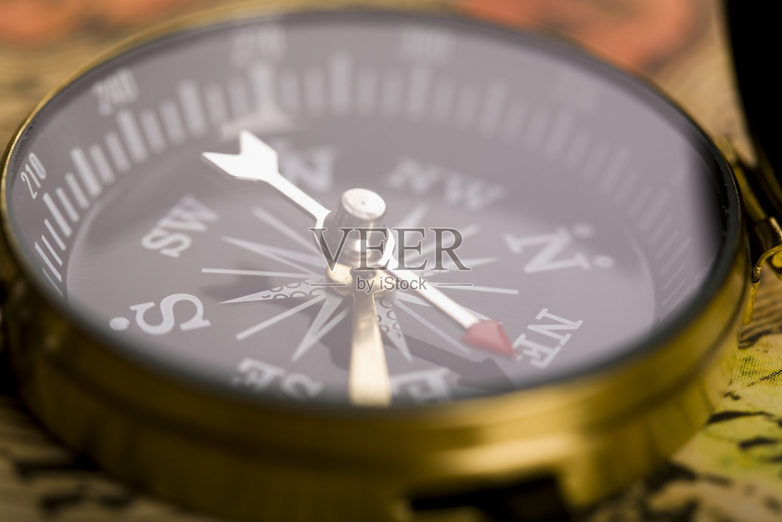 旧地图背景上的指南针照片摄影图片