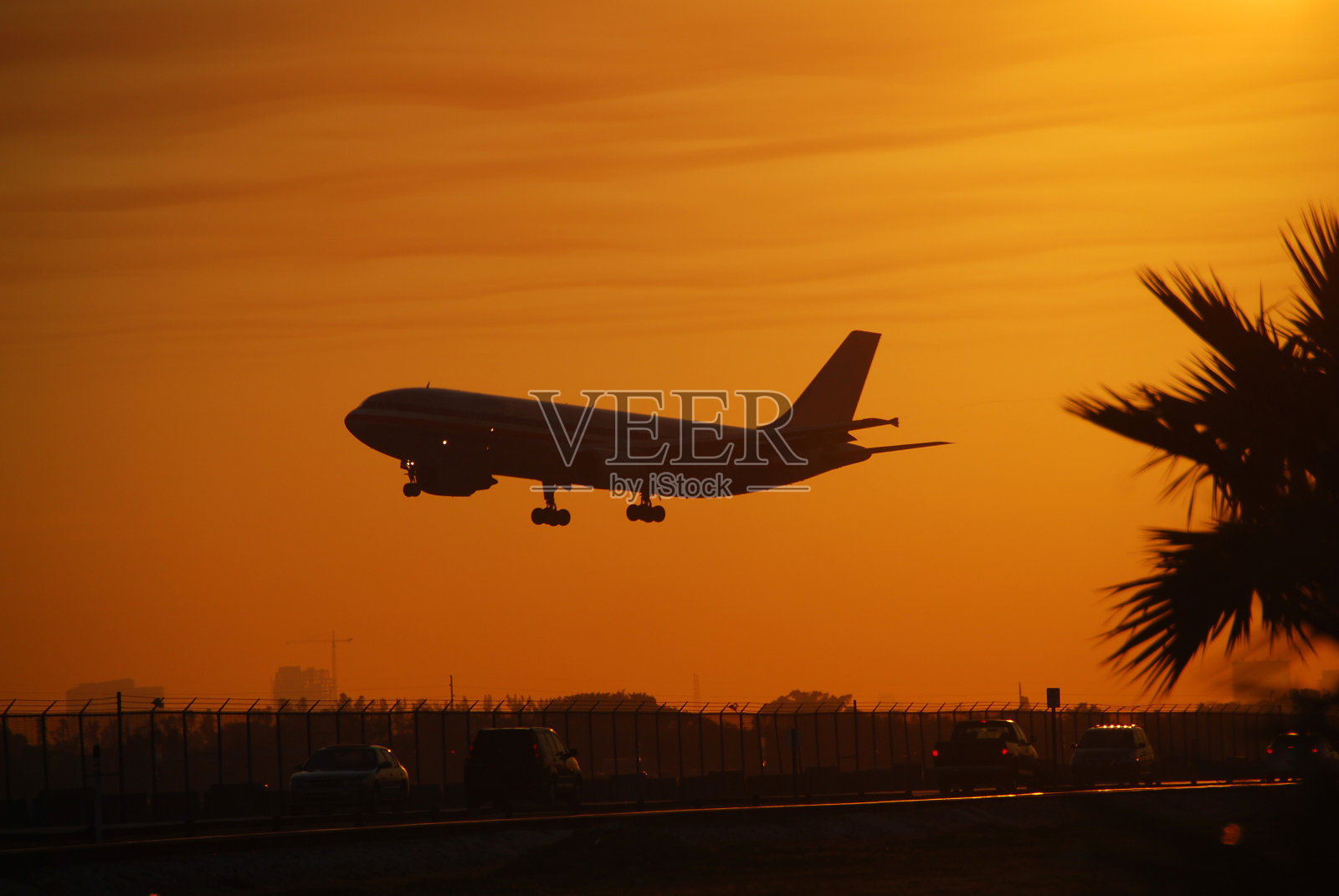 喷气式飞机在黎明时降落照片摄影图片
