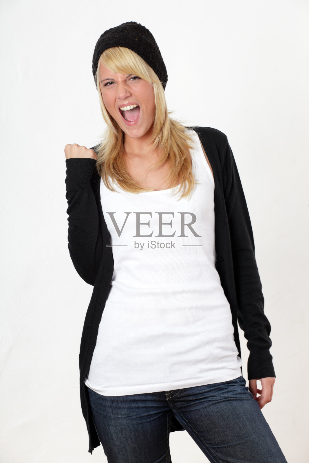 中对欢呼的年轻女人照片摄影图片