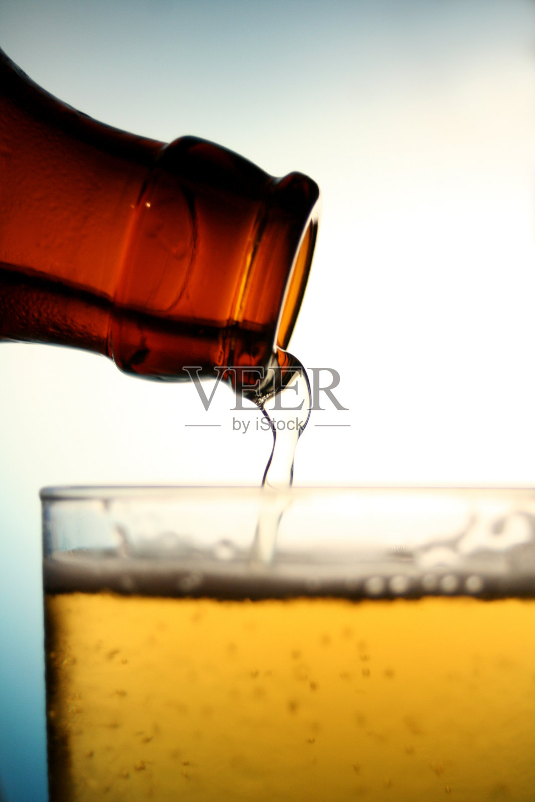 倒啤酒照片摄影图片