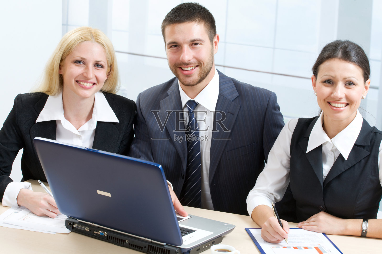 微笑的商人和同事在办公室的画像照片摄影图片