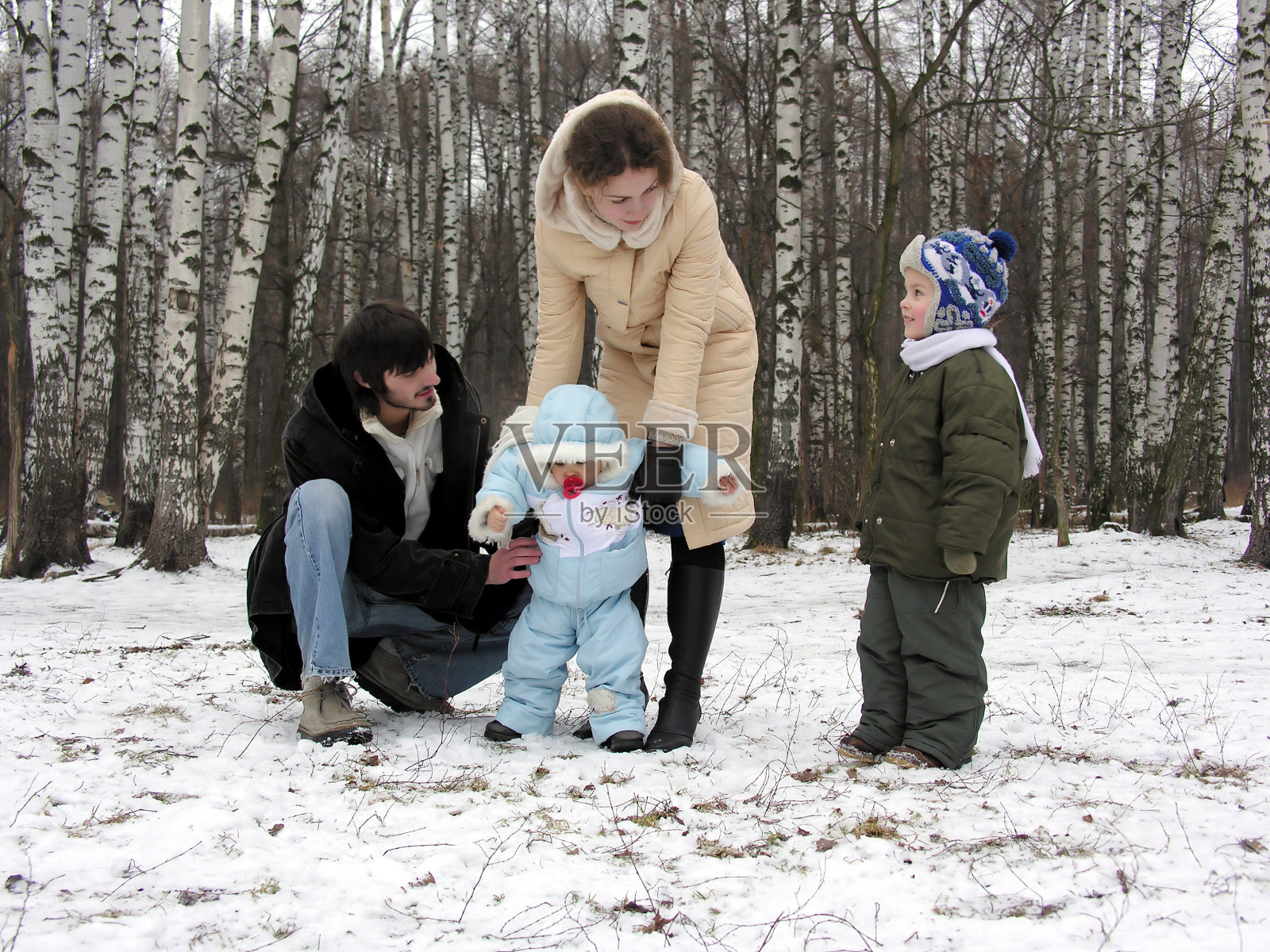 四口之家的冬天的木材照片摄影图片