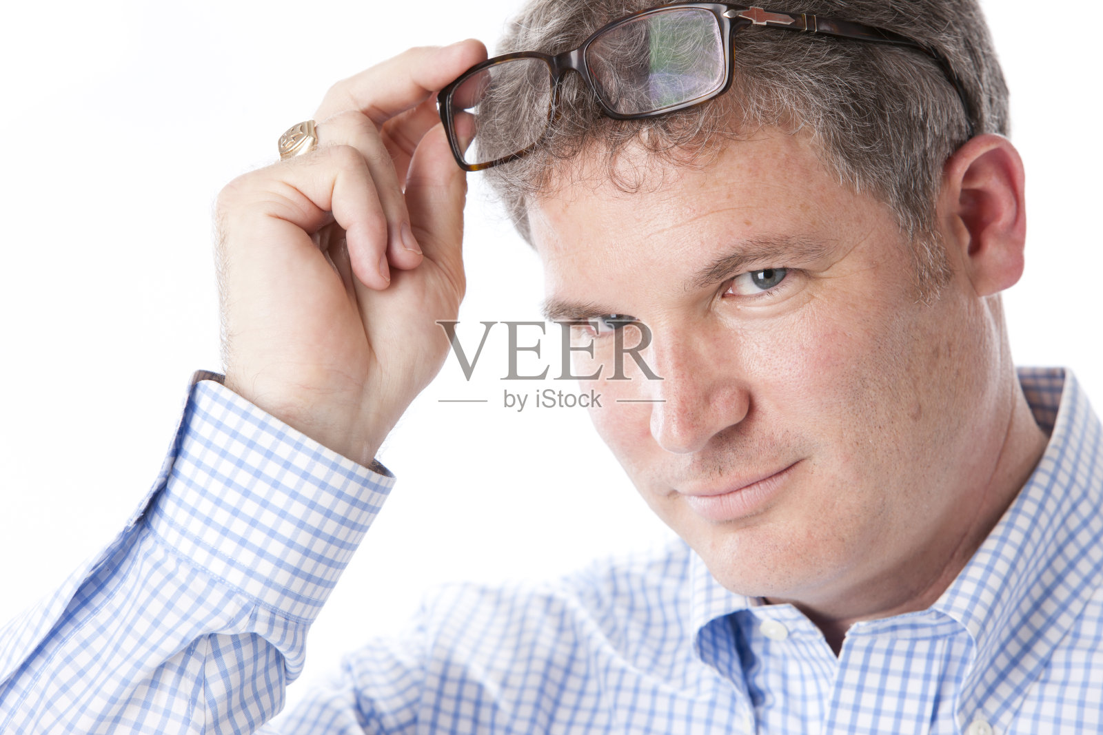 特写镜头英俊的中年白人男子拿着眼镜照片摄影图片