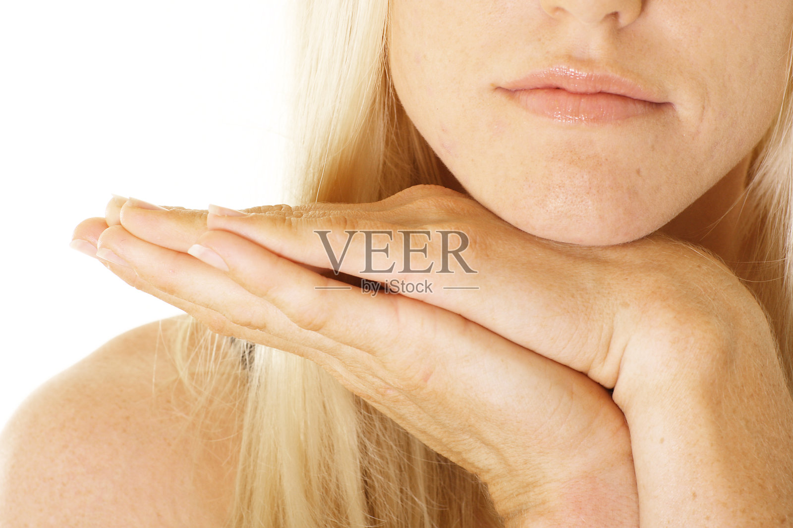 下巴上的手照片摄影图片