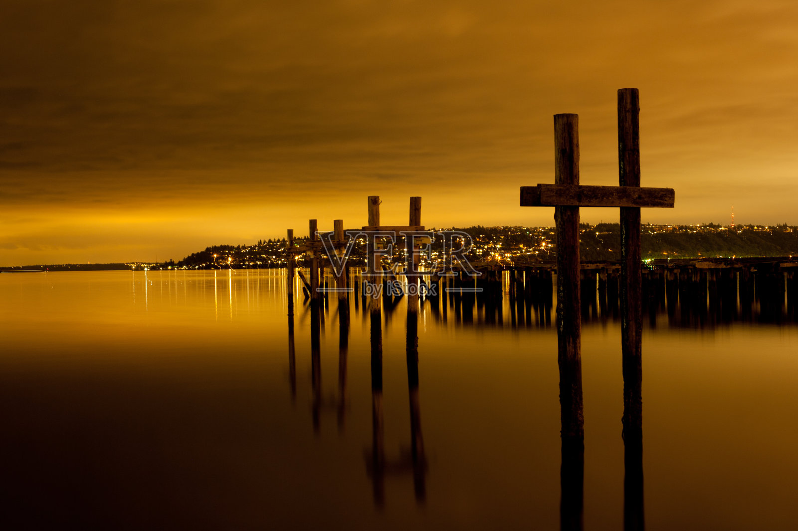码头上的倒影照片摄影图片