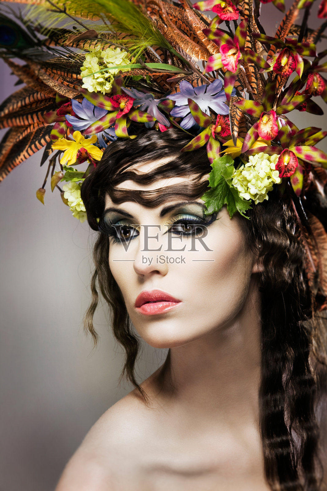 深色头发的女人。照片摄影图片