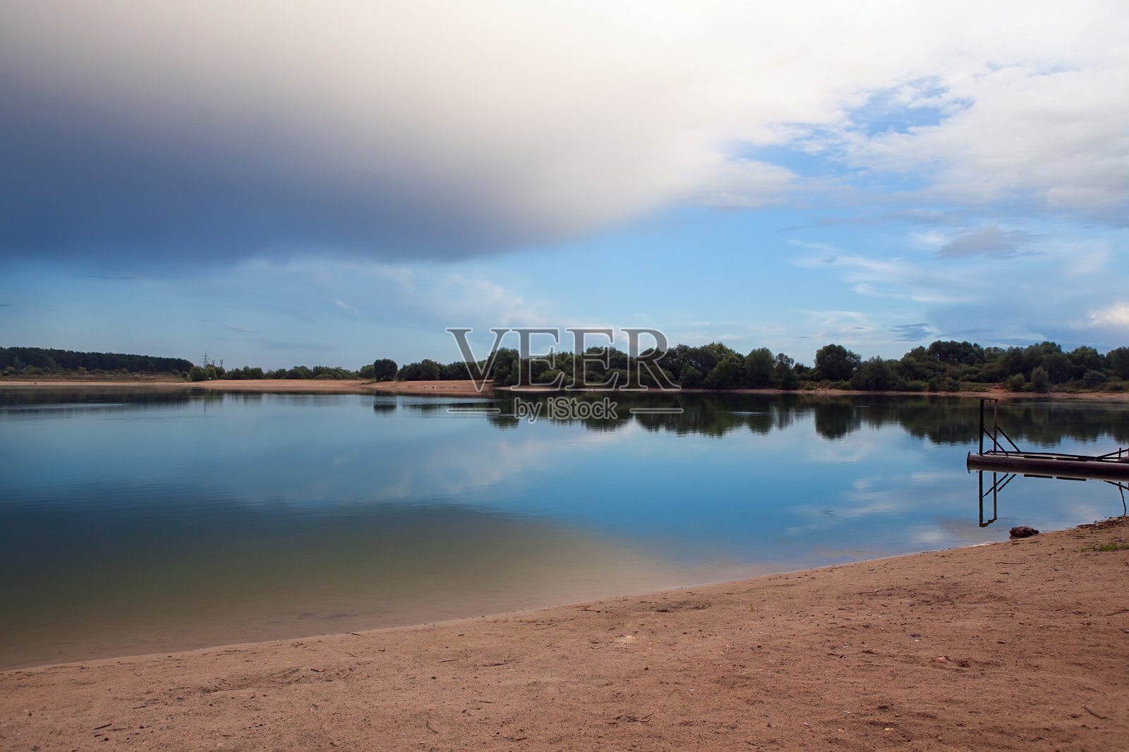 晚上在湖照片摄影图片