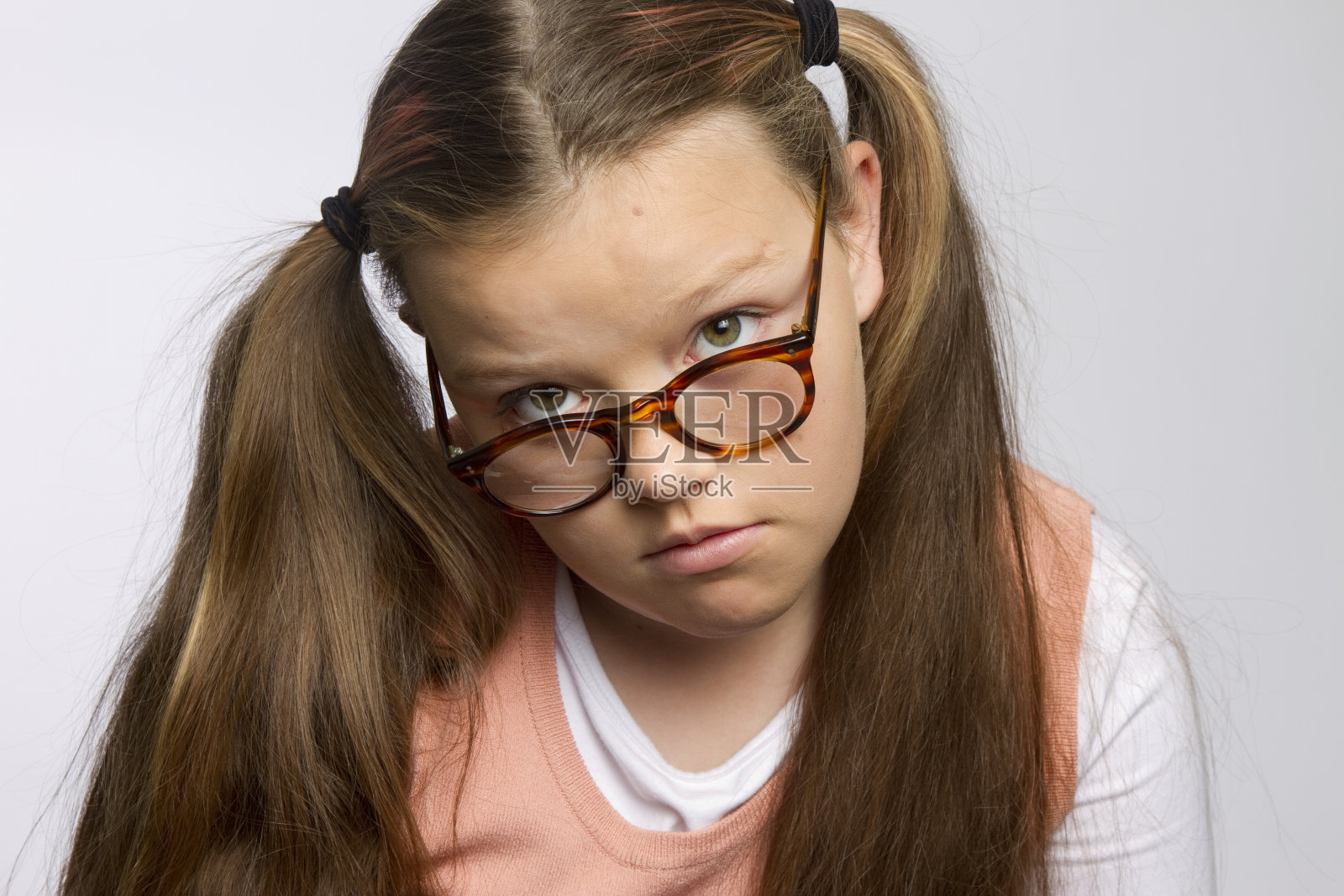 悲伤的看着书呆子照片摄影图片