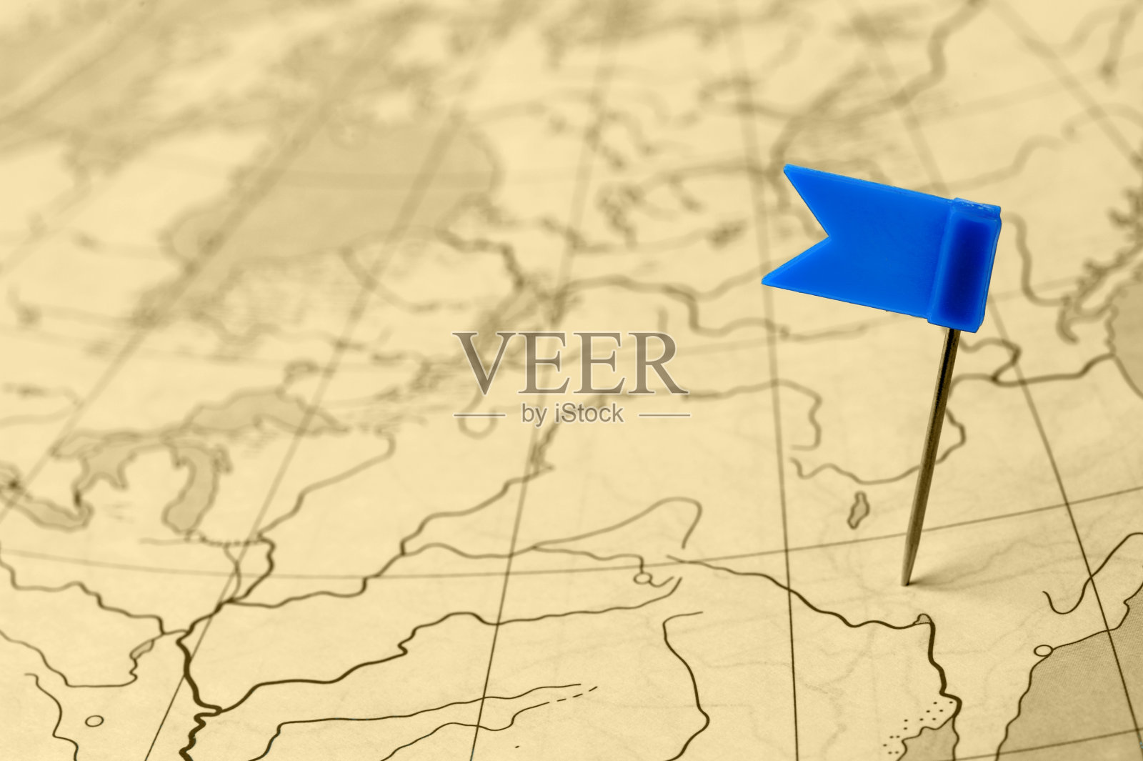 旧地图上别针上的小蓝旗照片摄影图片
