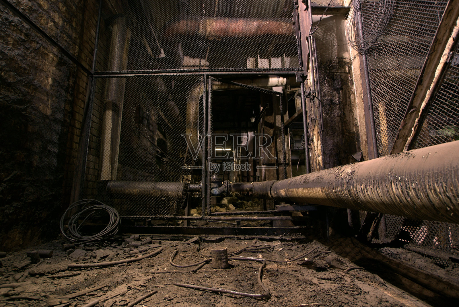 旧的、令人毛骨悚然的、黑暗的、腐烂的、肮脏的工厂照片摄影图片