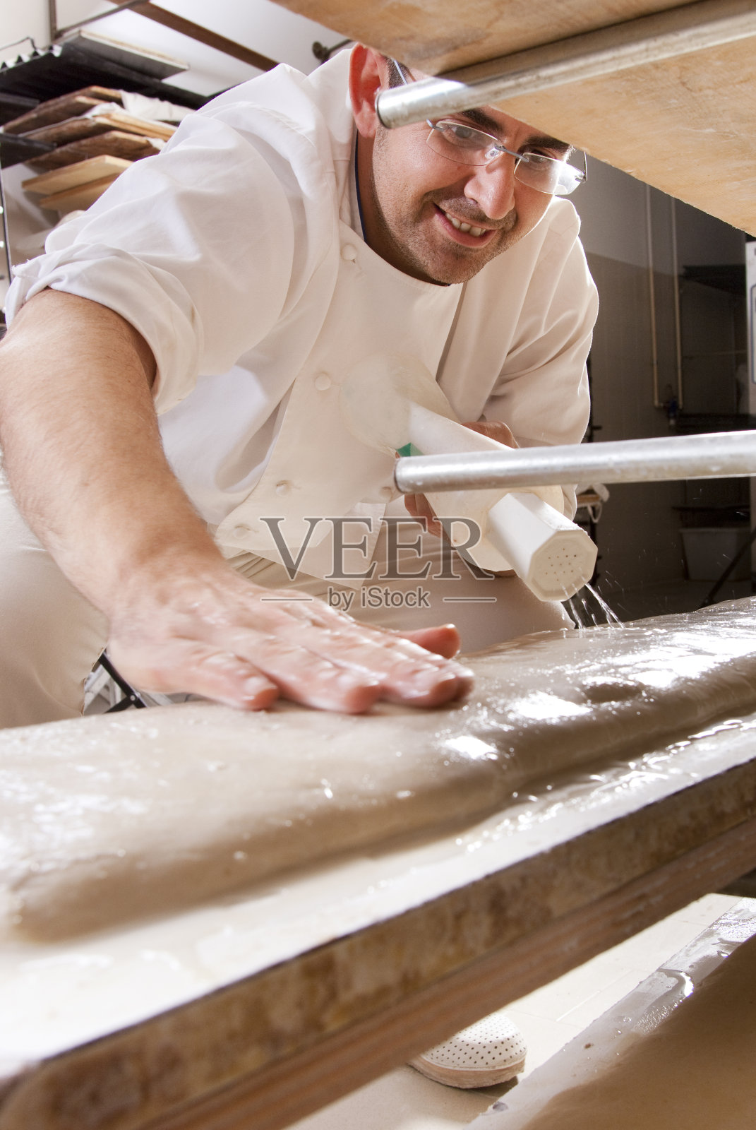 面包师和他的面包照片摄影图片