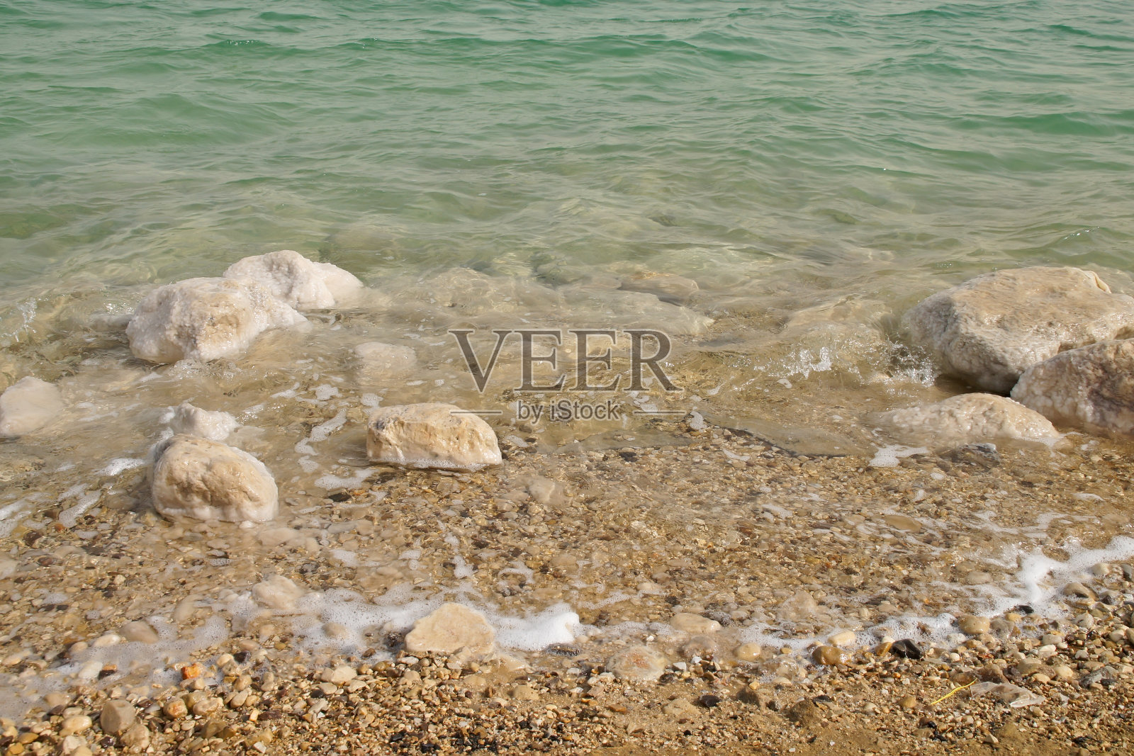 死海岩石中的盐水照片摄影图片