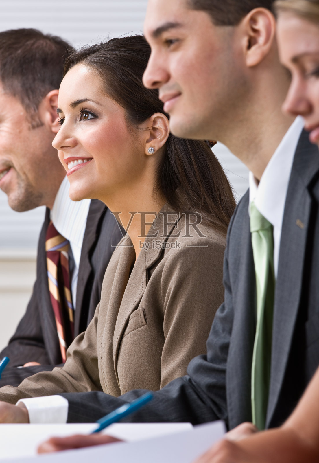 商务人士在开会照片摄影图片