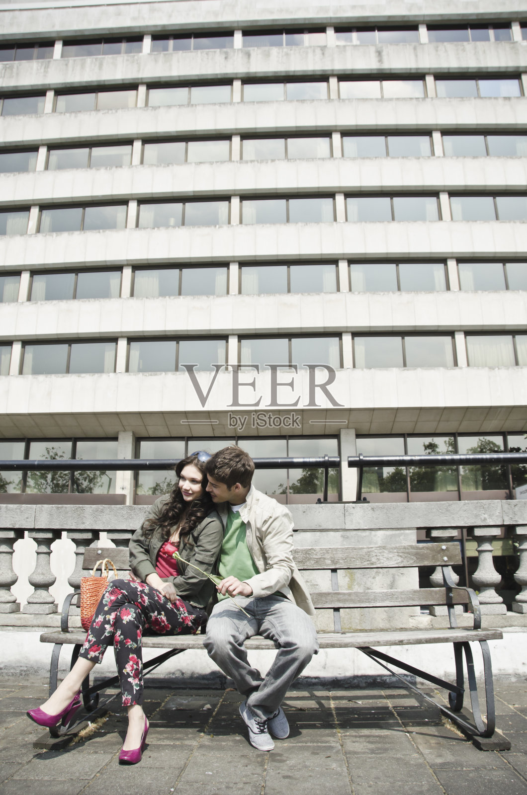 城市里的浪漫情侣照片摄影图片