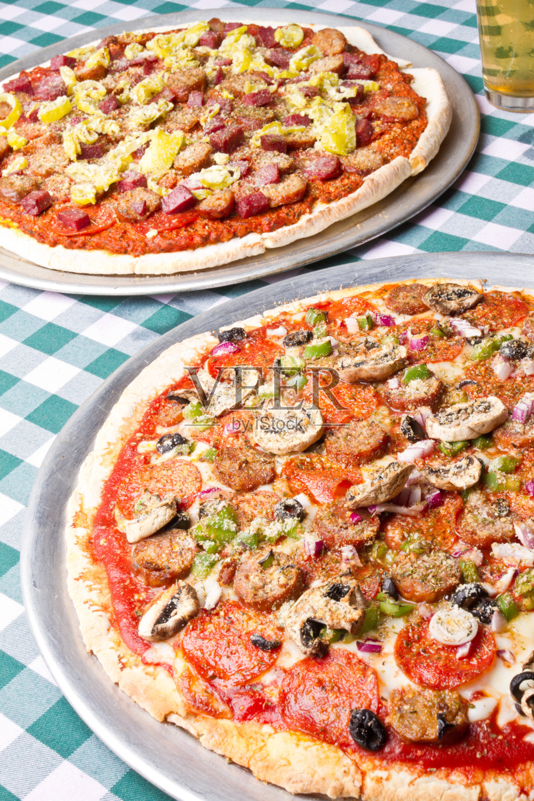 美味肉类披萨和啤酒照片摄影图片