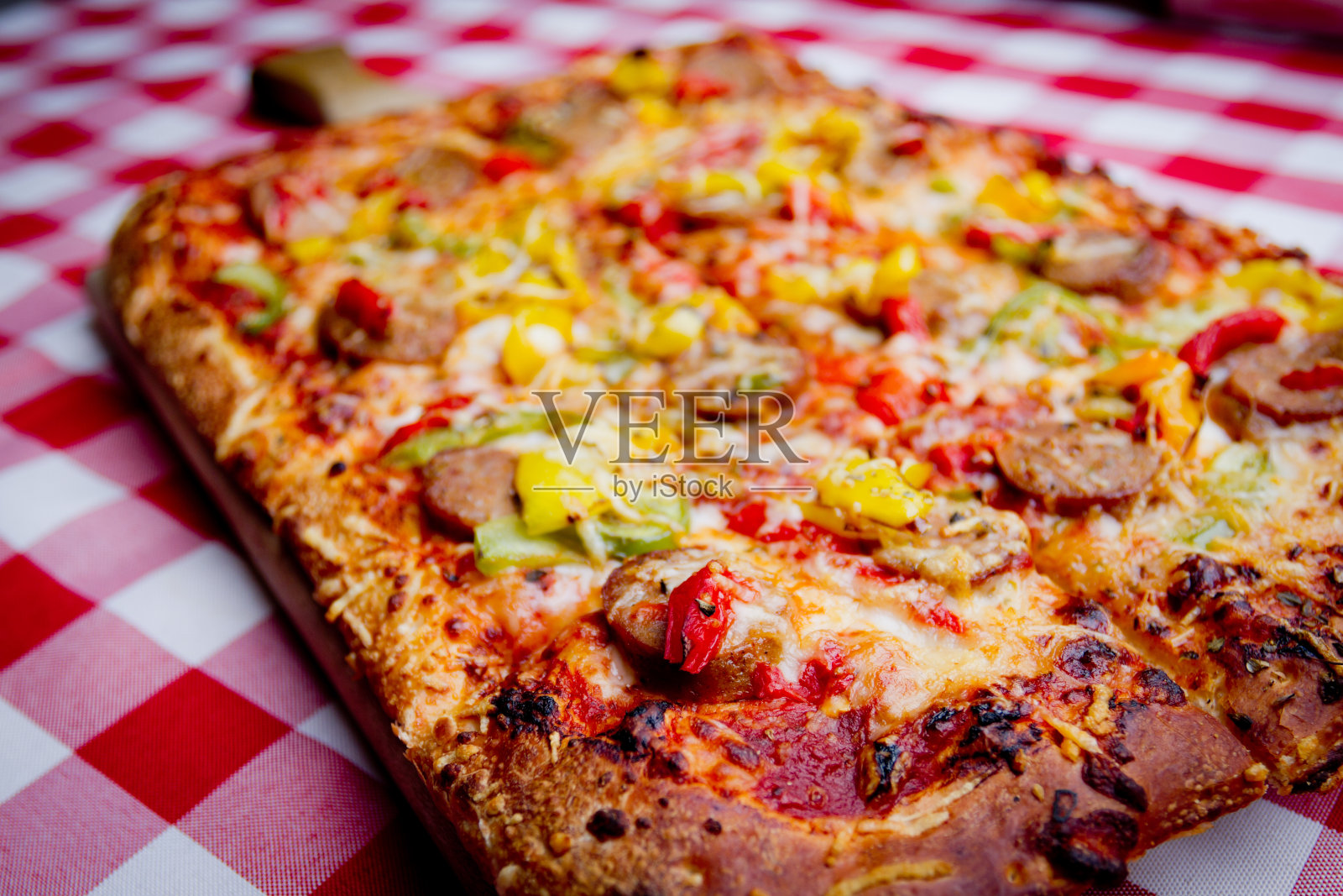 红色方格布上的披萨照片摄影图片