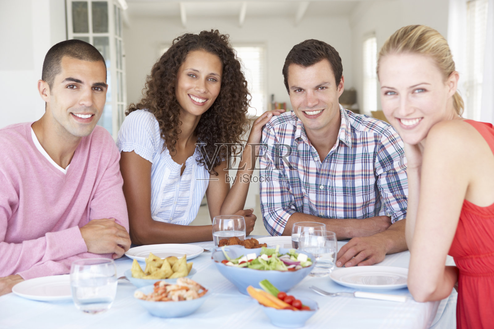 一群年轻人在家里吃饭照片摄影图片
