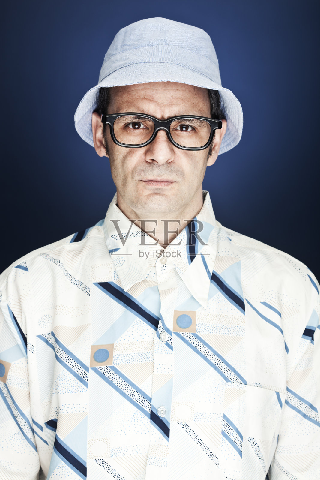 戴着夏帽和眼镜的中年男子。照片摄影图片