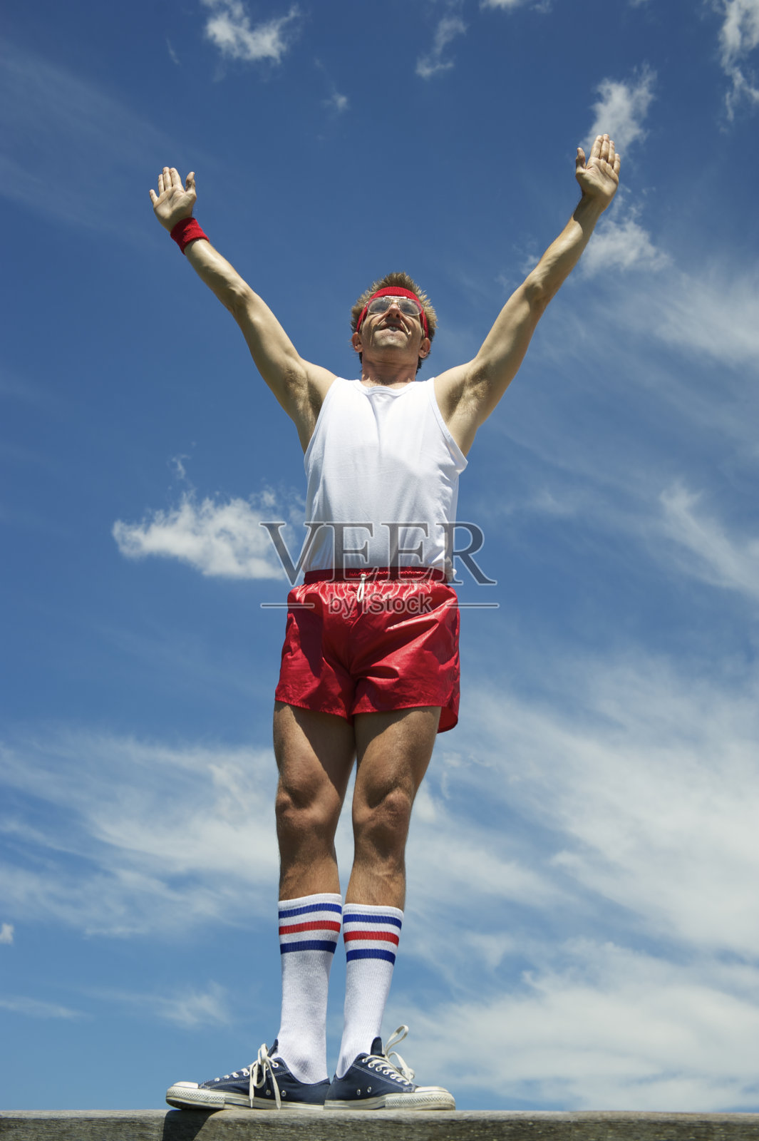 书呆子运动员在阳光下庆祝胜利照片摄影图片