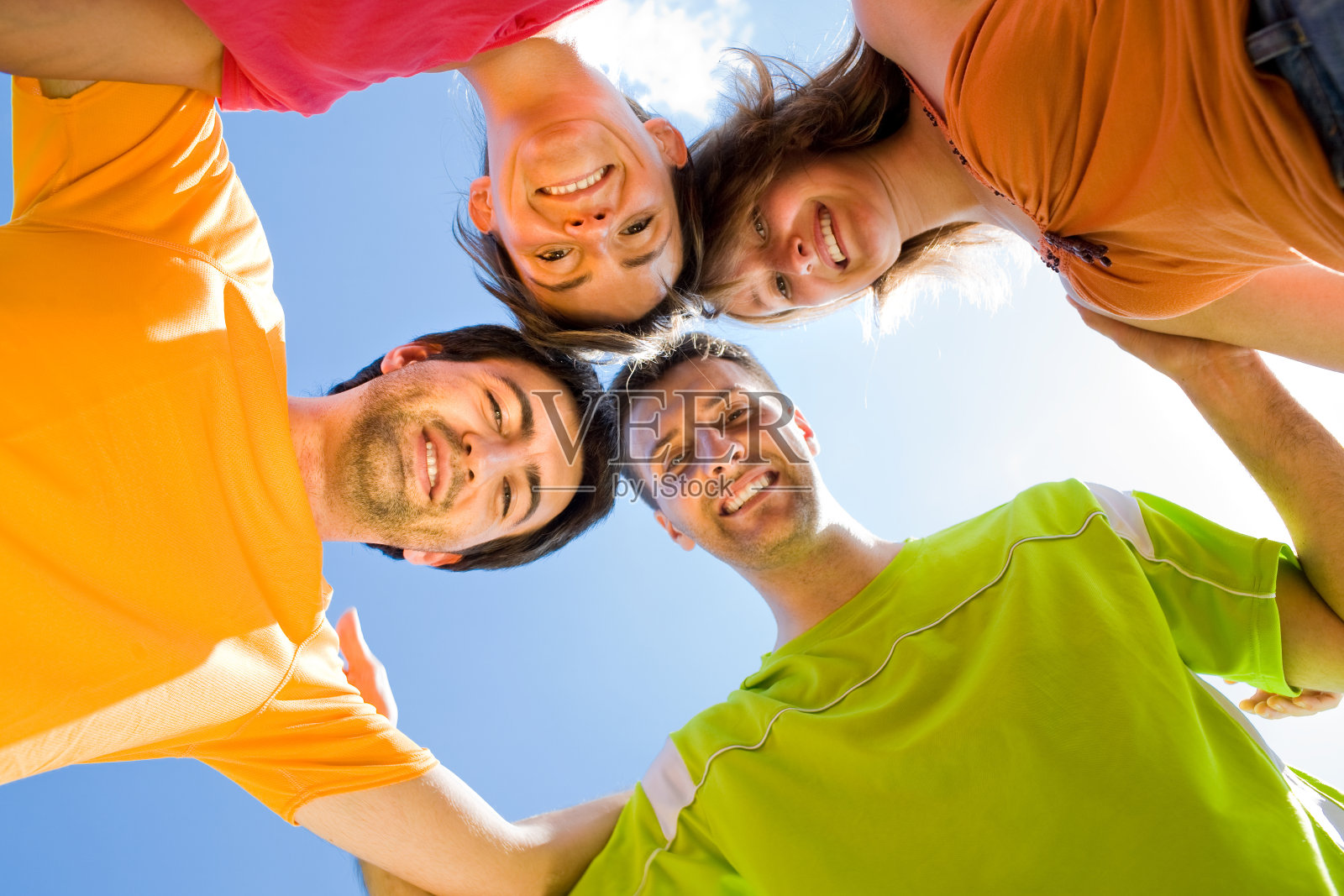 缤纷的朋友在晴朗的日子与晴空拥抱照片摄影图片