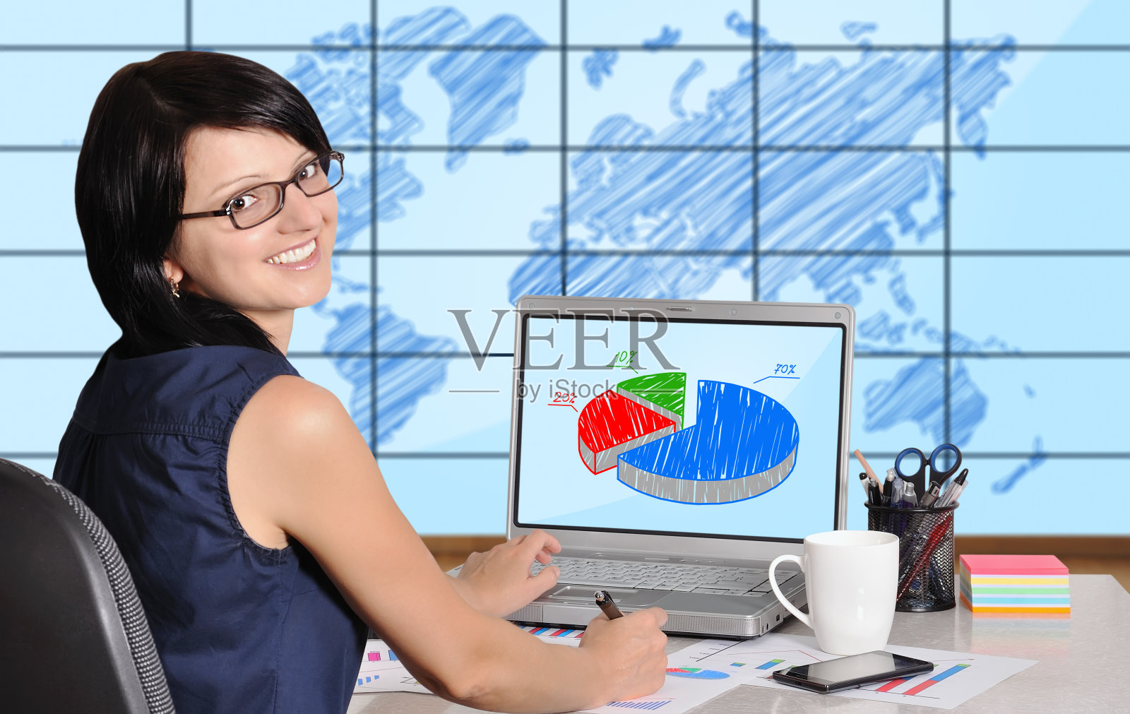 女人用的笔记本电脑照片摄影图片