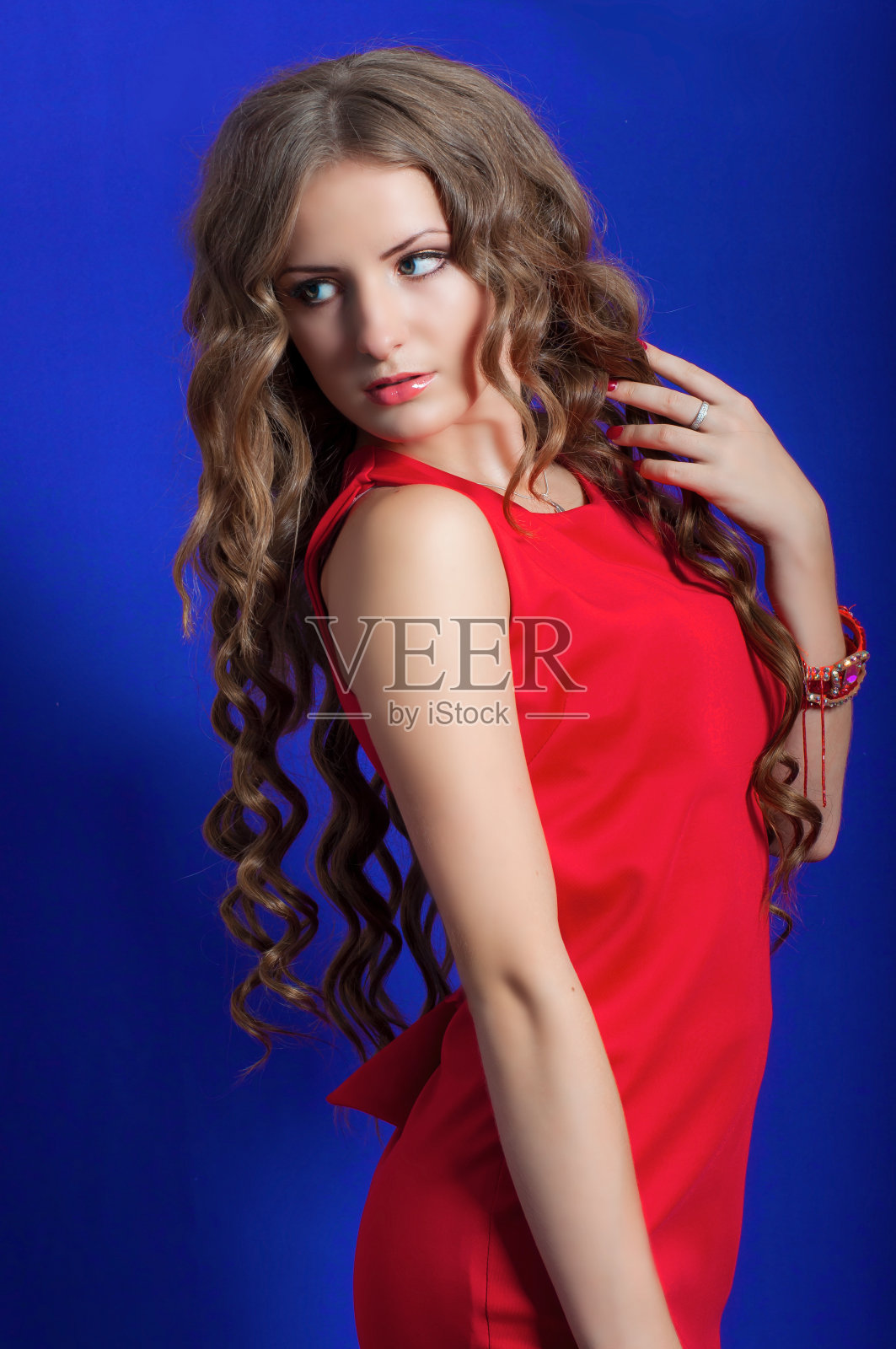 穿着红裙子的长发美女照片摄影图片