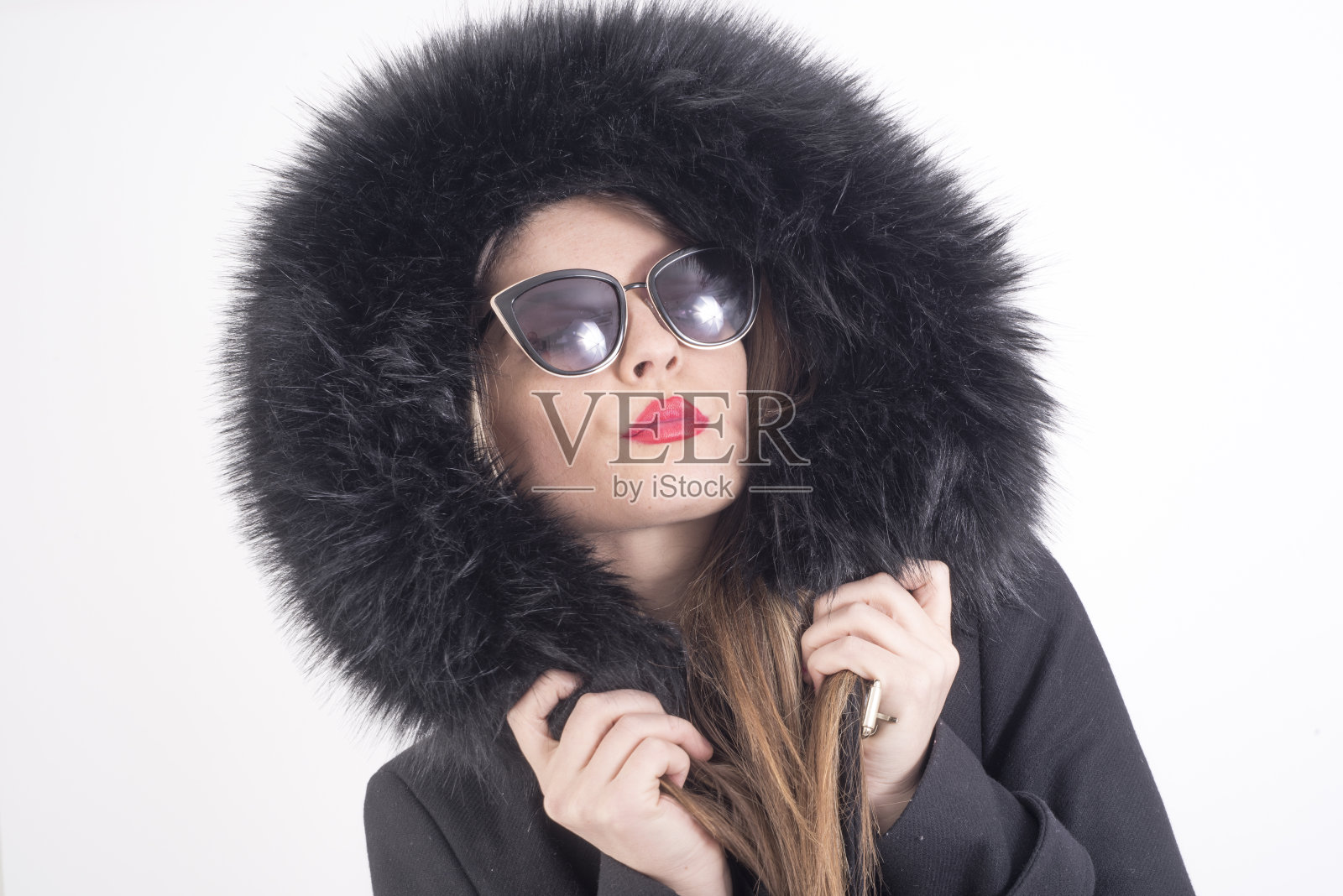 穿毛皮的漂亮女人照片摄影图片