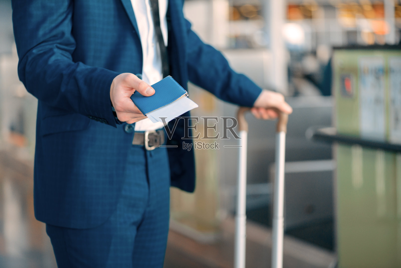 机场的帅哥照片摄影图片