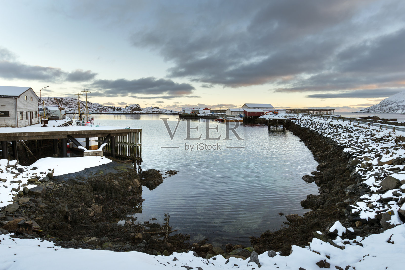 冬季罗浮敦群岛上的小渔港照片摄影图片