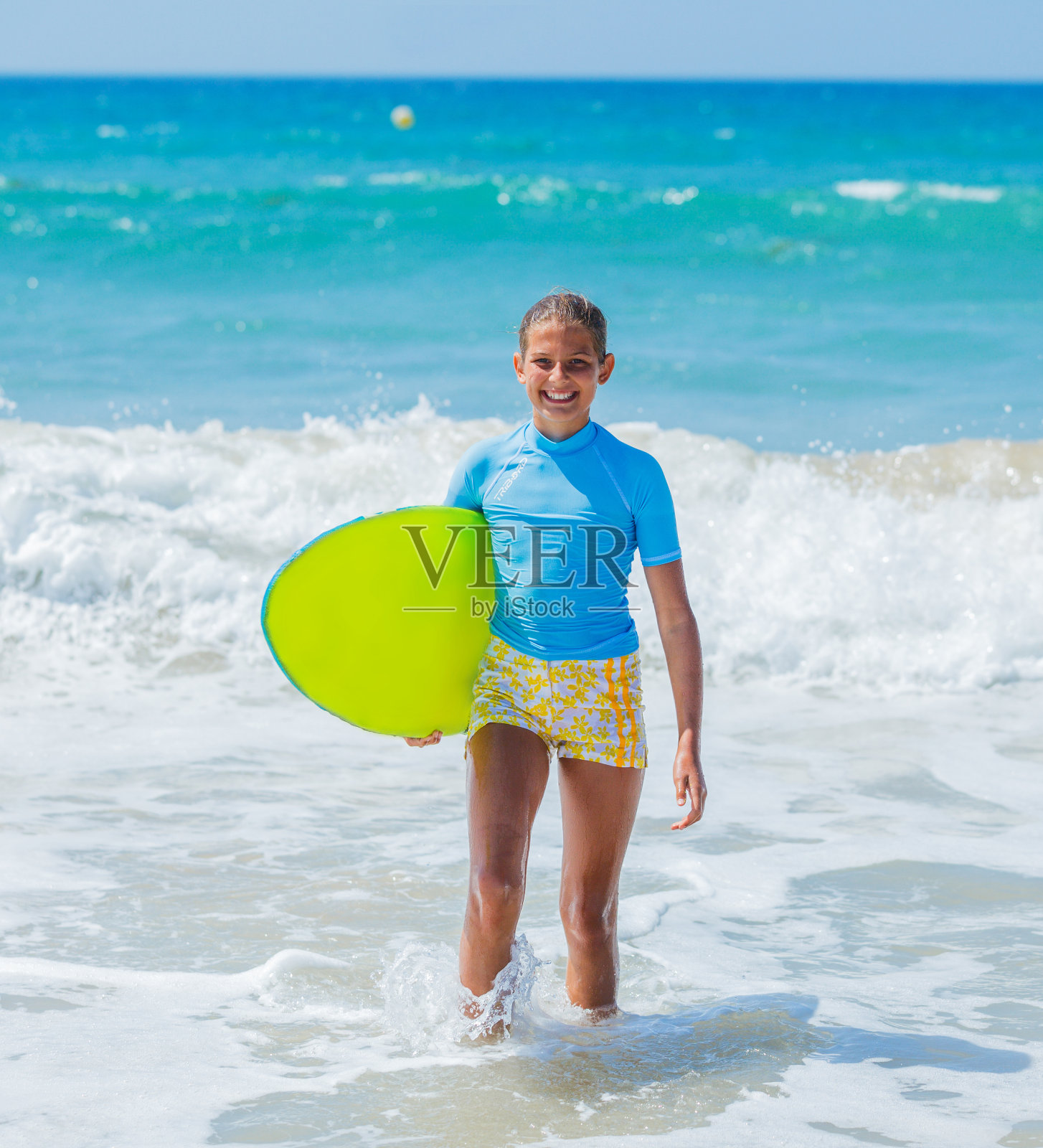 冲浪的女孩照片摄影图片
