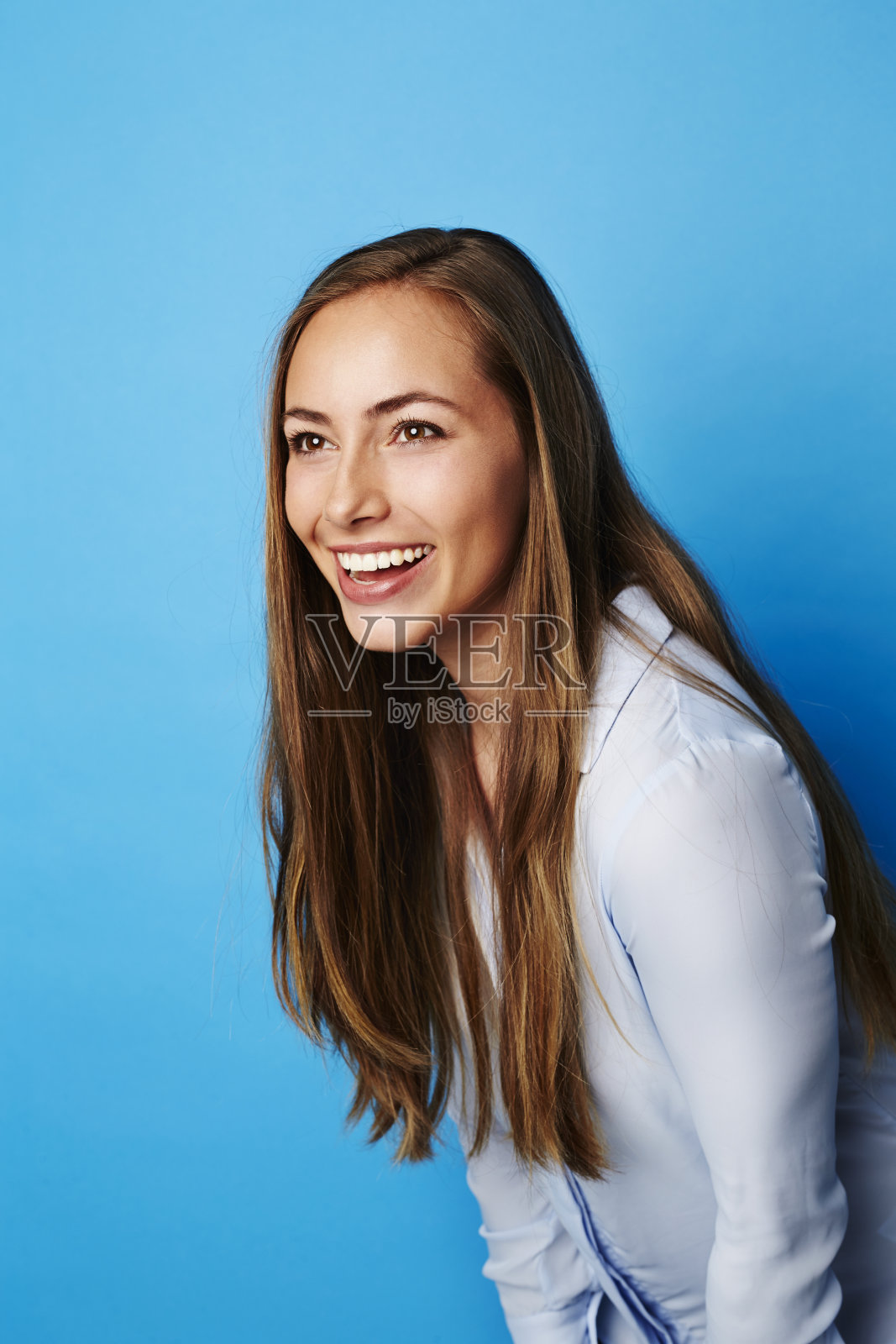 在蓝色的工作室微笑美丽的女人照片摄影图片