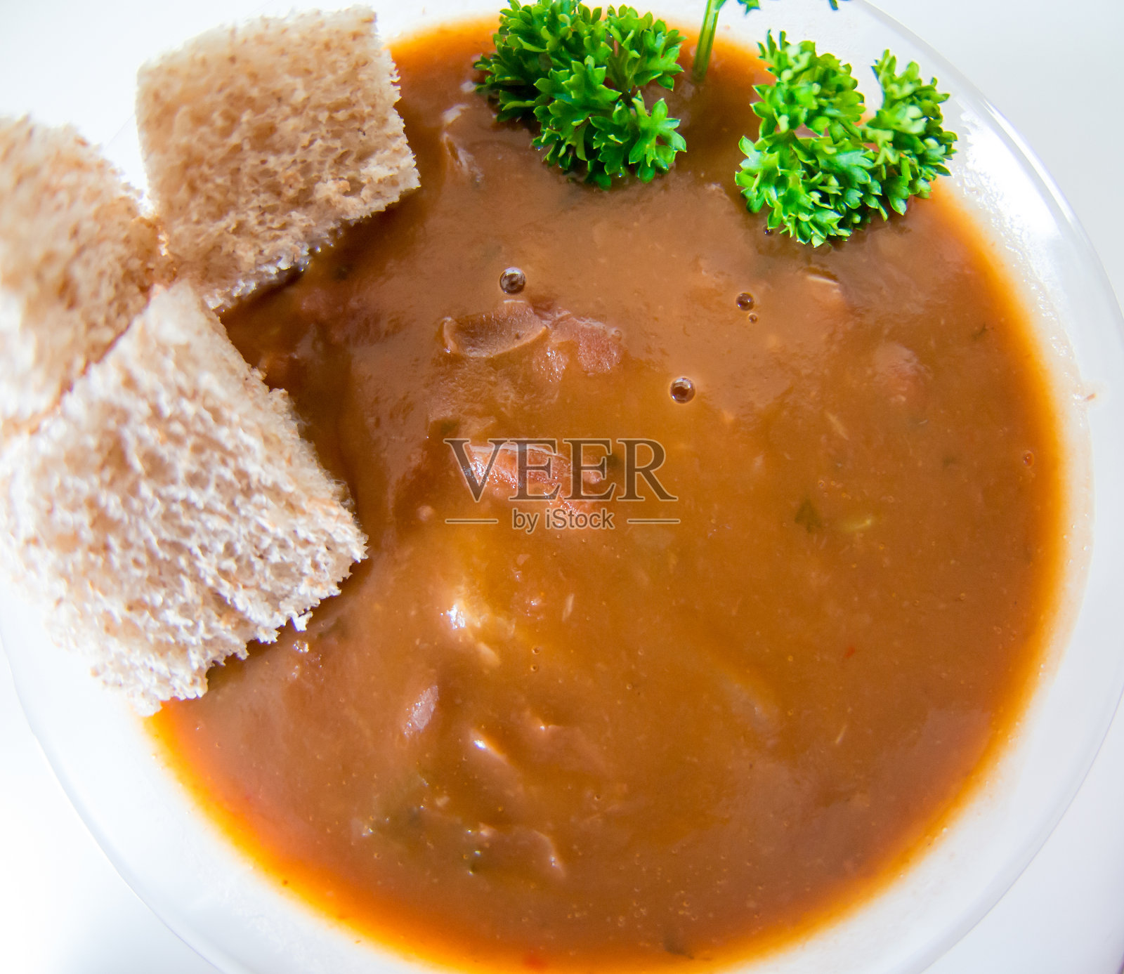 用广角镜头拍摄的一碗红芸豆照片摄影图片