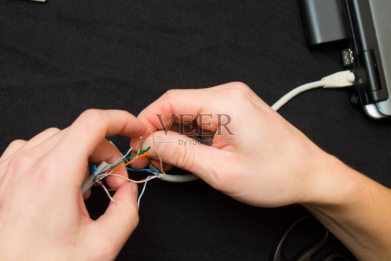 人们卷着网线照片摄影图片